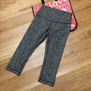 EUC Lululemon Black & White Patterned Leggings